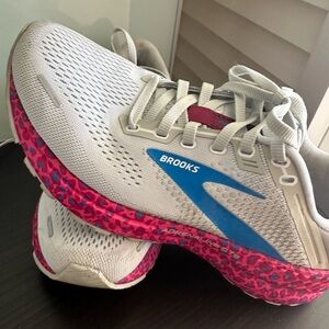 Brooks Women's Running Shoes - White and Pink